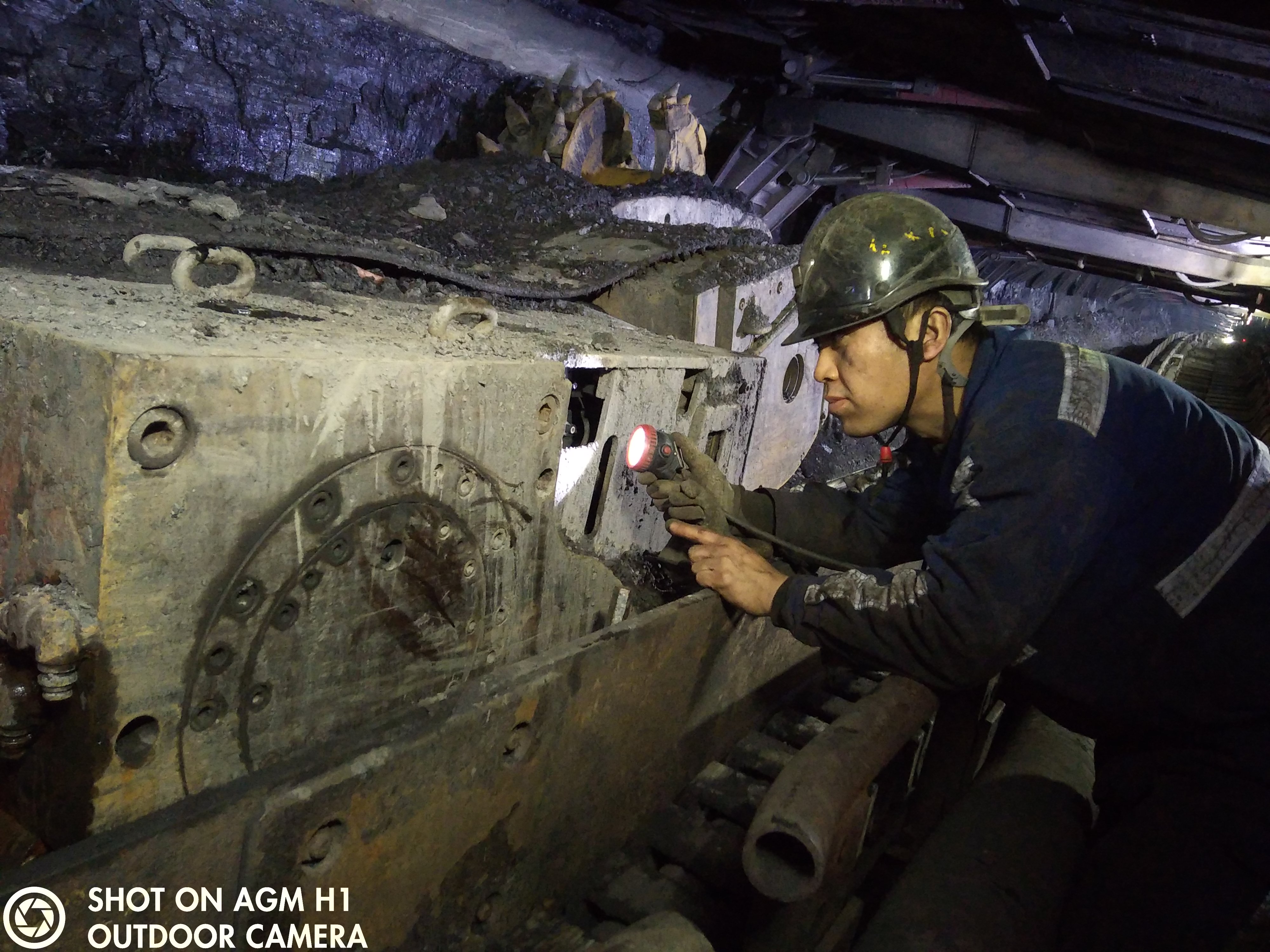 0点20分，煤机检建工武艳龙查抄煤机油脂    张锋摄.jpg