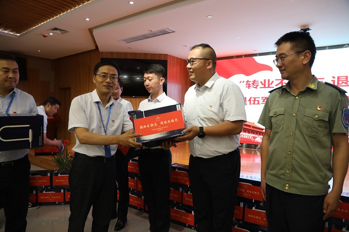 5发放慰问品.JPG
