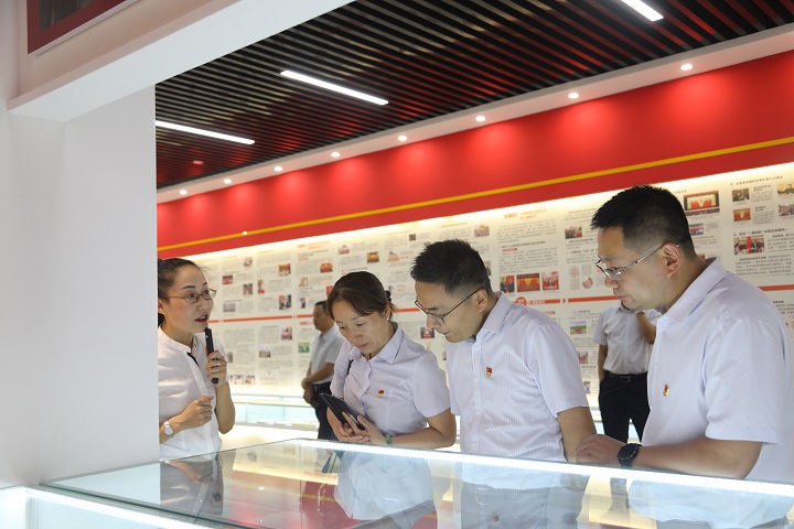 参观进建中.jpg