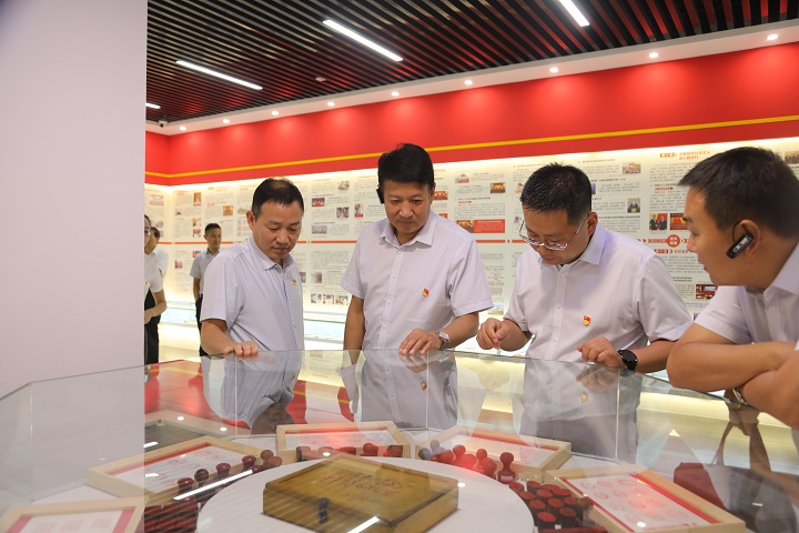 对党建有关资料进行互换.jpg