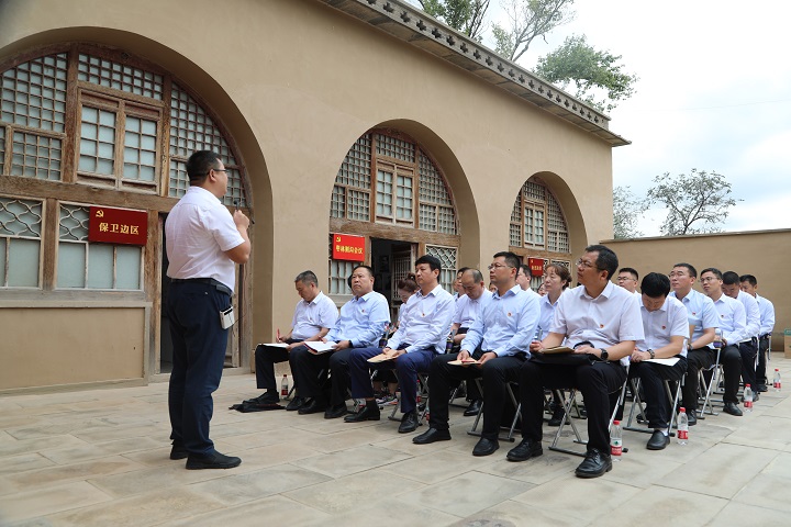 党员们倾听党校教员现场授课.JPG