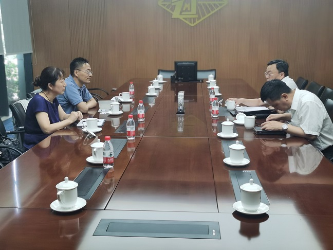 在郑州煤机综机设备有限公司跟进液压支架的出产进度（李敏拍摄）.jpg