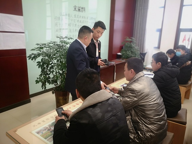 透风队为瓦检员发放防爆手机-蔡维文摄.jpg