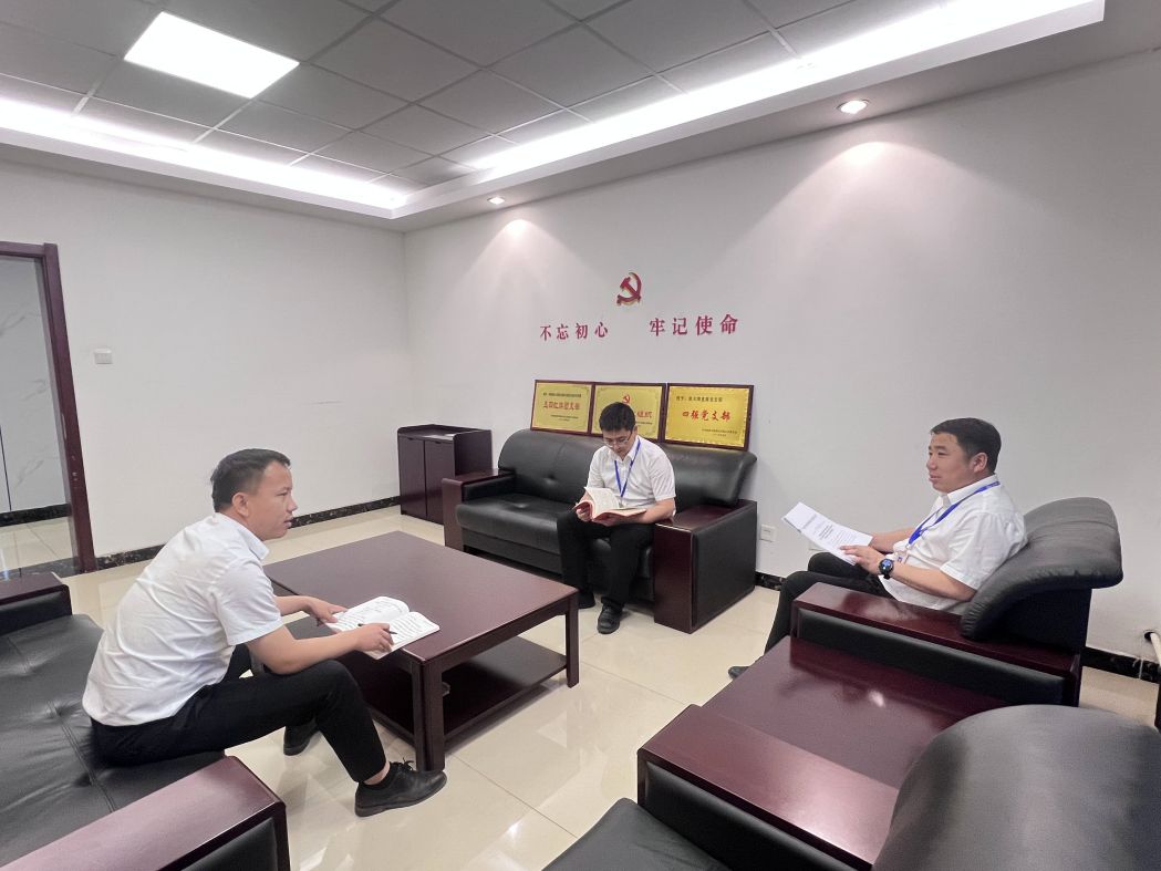 1.支委会铺排部署主题教育活动-朱玥宸摄.jpg