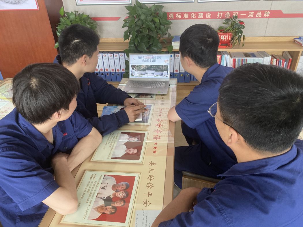 组织职工参观线上廉政教育馆-刘随平摄.jpg