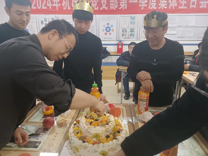 寿星吃蛋糕，允诺-刘随平提供.jpg
