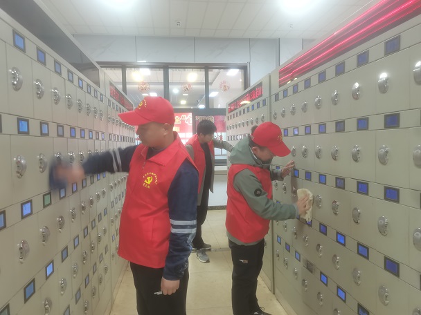 青年职工排除灯房卫生.jpg