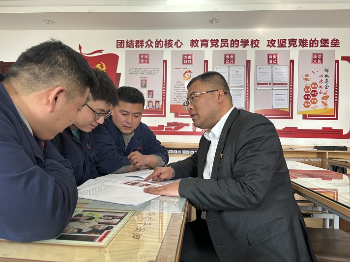 支部书记解说“清廉j9国际站备用” 王宇宵摄.jpg