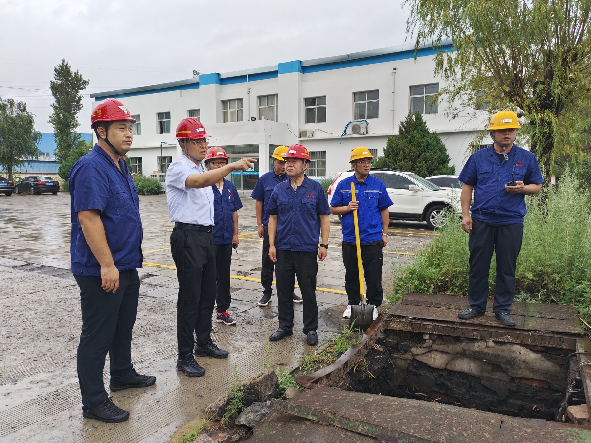 水泵架设水管铺设及蓄水池入口杂物算帐现场.jpg