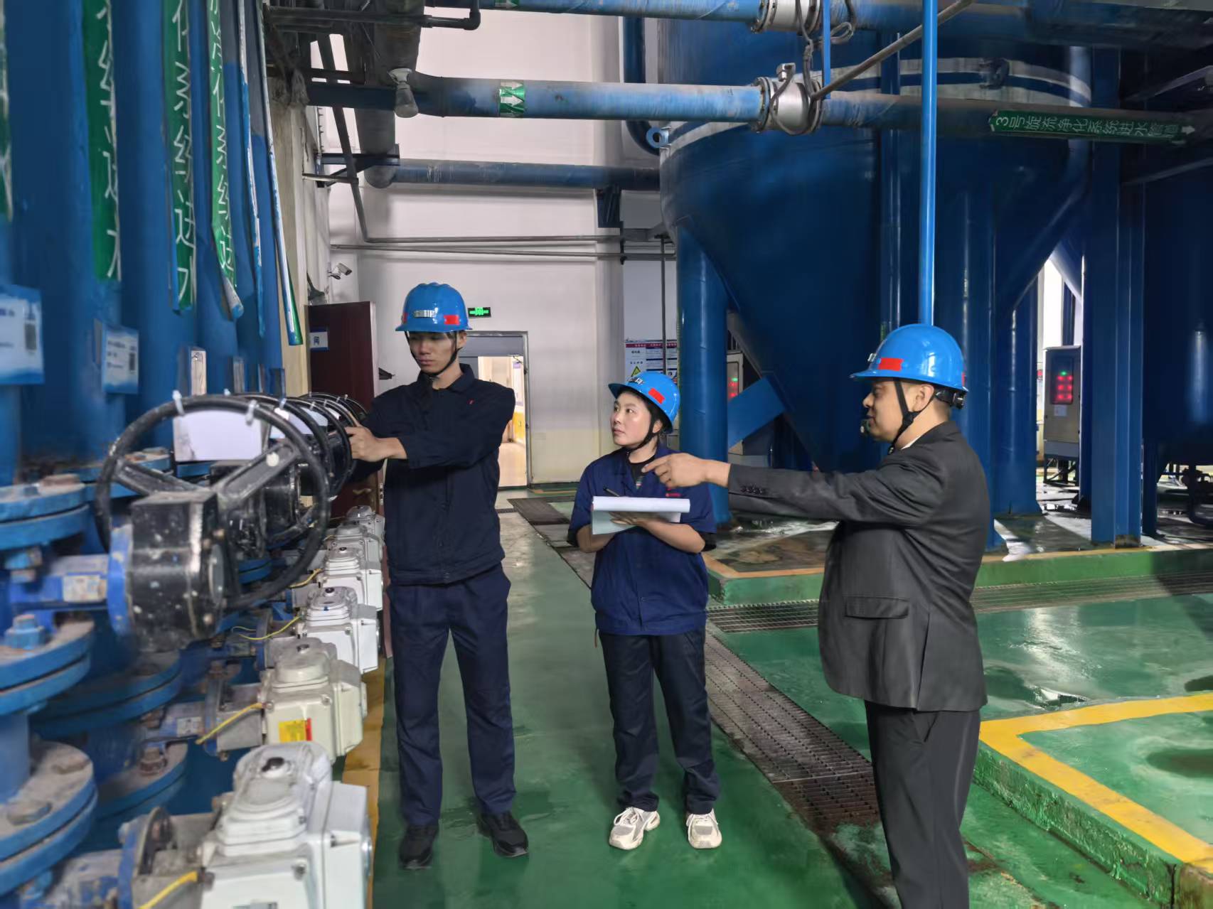 图一：培训运行班人员按规操作、水处置车间、郑江.jpg
